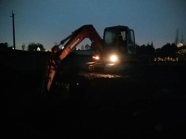 挖掘机学员学习晚上工作