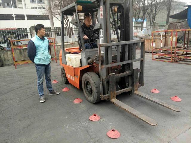 叉车学员练习倒车入库