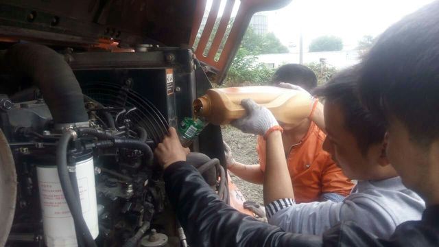 挖掘机添加液压油